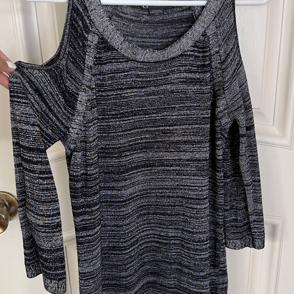 Cold shoulder textured top